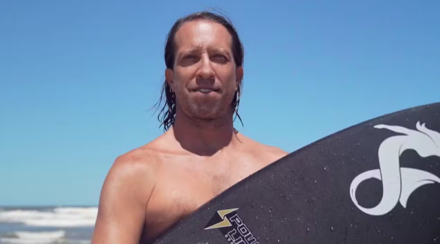 Surfista curitibano surfou onda de 33 minutos